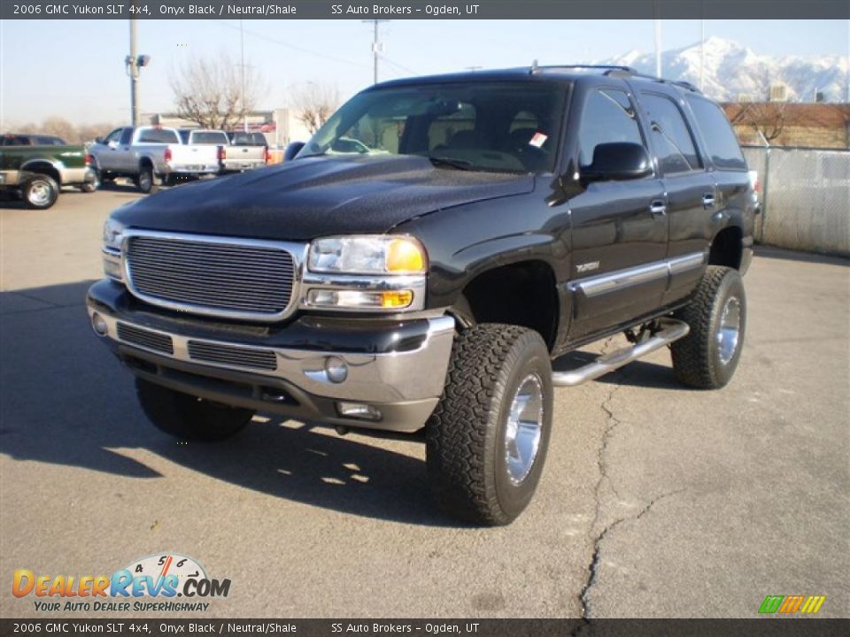 2006 GMC Yukon SLT 4x4 Onyx Black / Neutral/Shale Photo #2