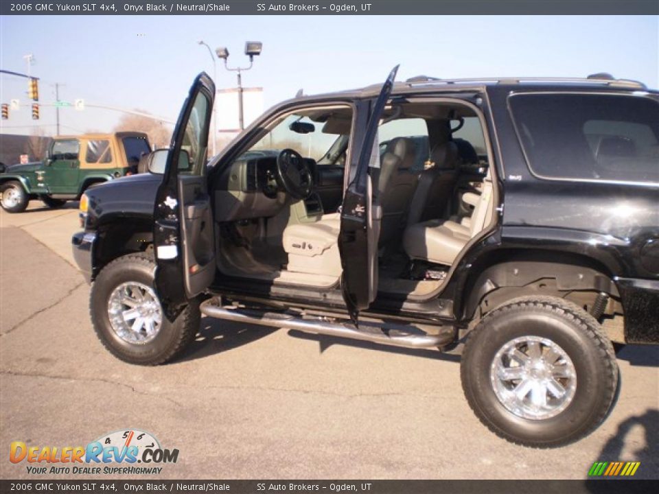2006 GMC Yukon SLT 4x4 Onyx Black / Neutral/Shale Photo #5