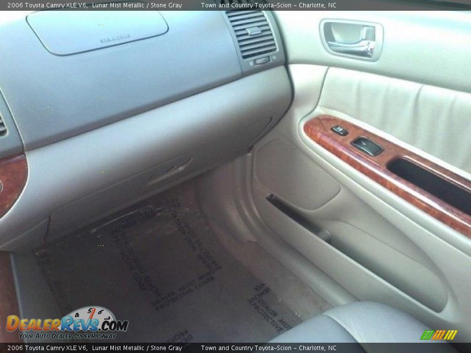 2006 Toyota Camry XLE V6 Lunar Mist Metallic / Stone Gray Photo #11