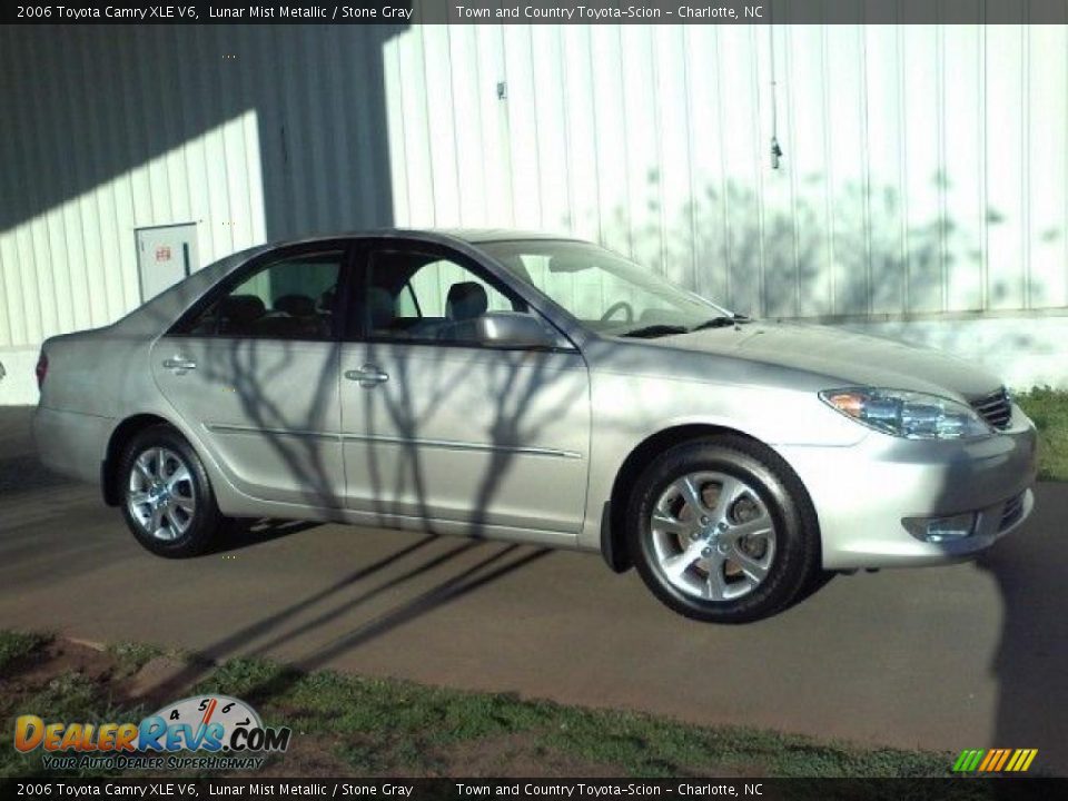 2006 Toyota Camry XLE V6 Lunar Mist Metallic / Stone Gray Photo #17
