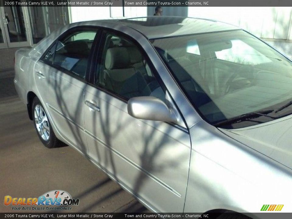 2006 Toyota Camry XLE V6 Lunar Mist Metallic / Stone Gray Photo #21
