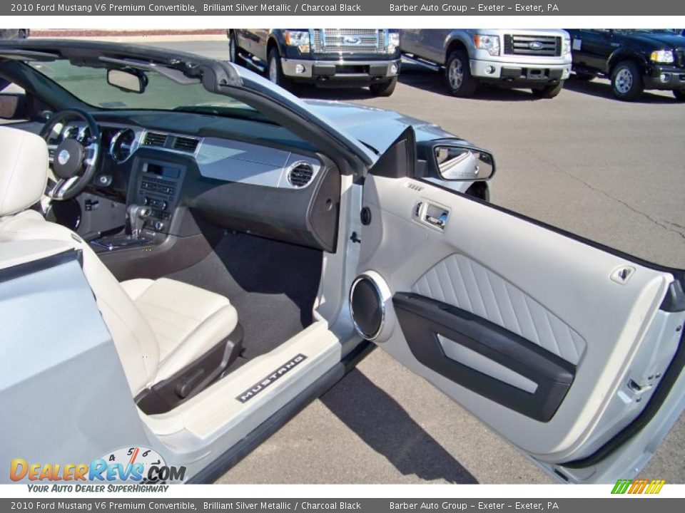 2010 Ford Mustang V6 Premium Convertible Brilliant Silver Metallic / Charcoal Black Photo #15