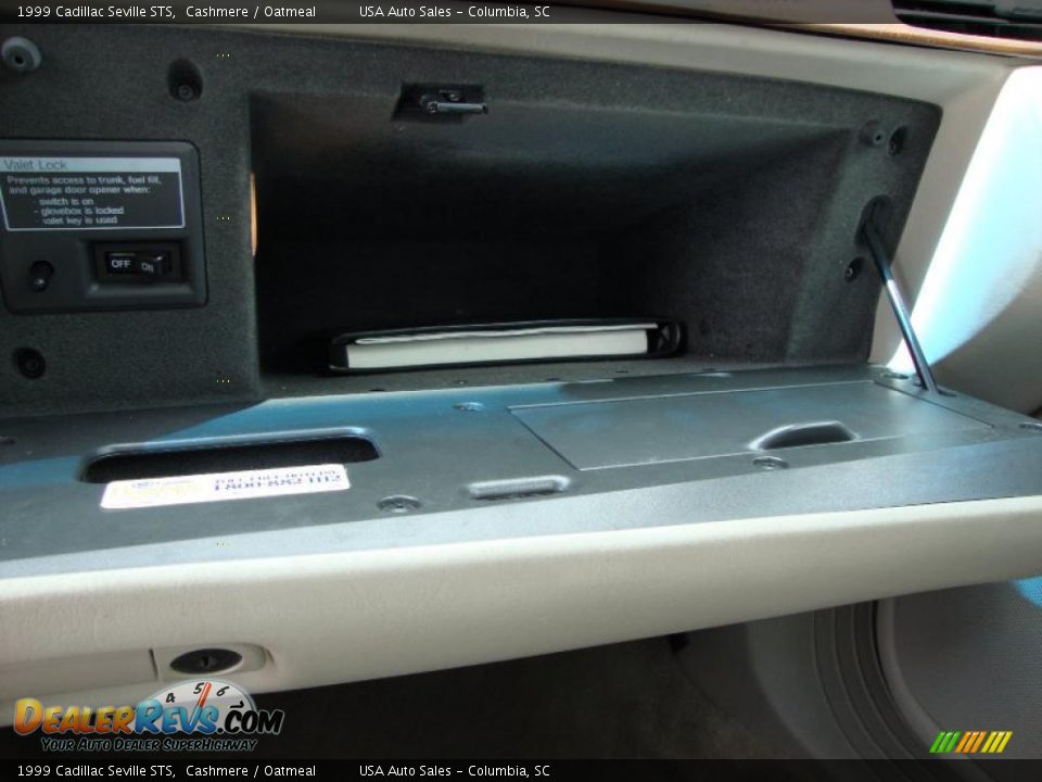 1999 Cadillac Seville STS Cashmere / Oatmeal Photo #32