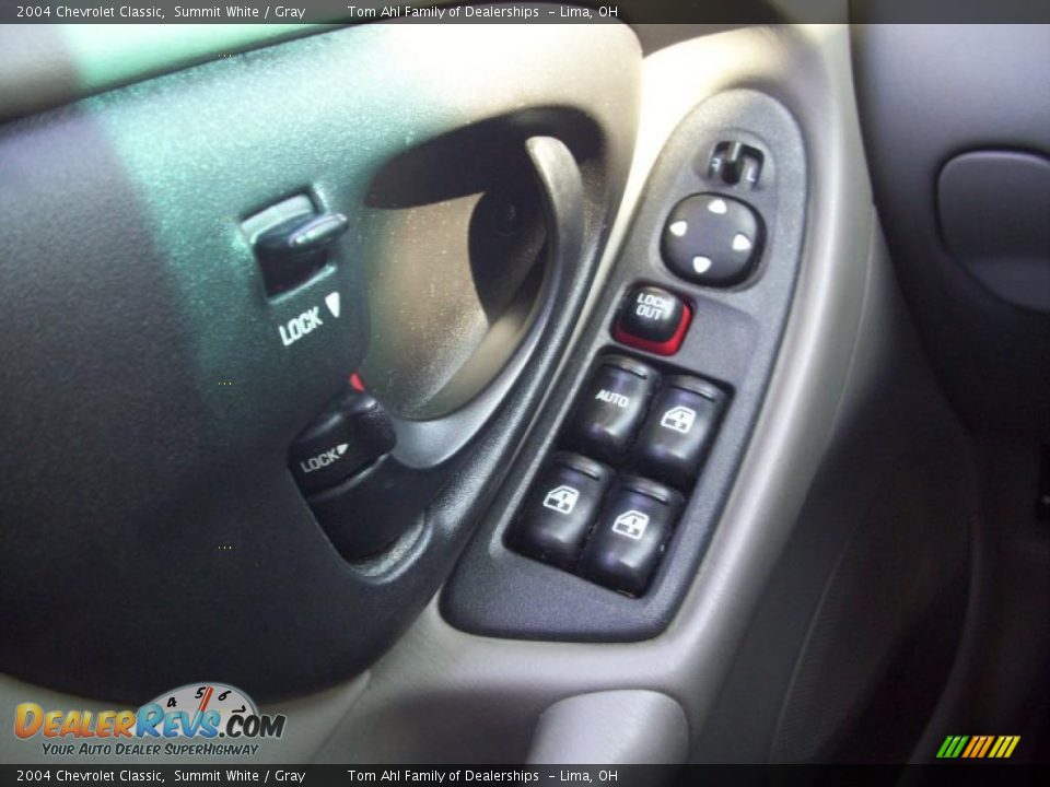 2004 Chevrolet Classic Summit White / Gray Photo #13