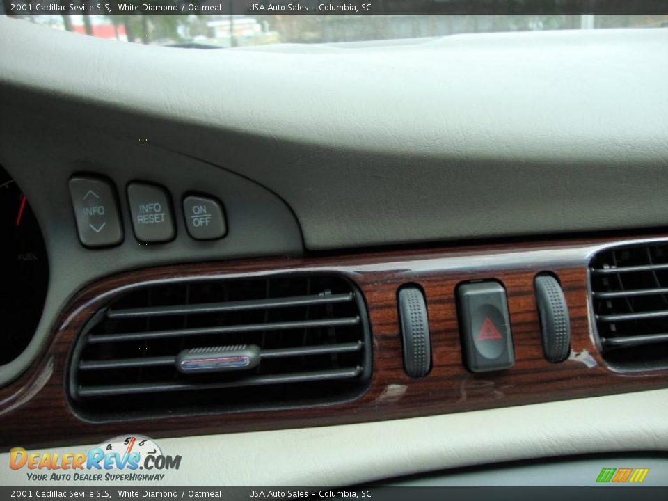 2001 Cadillac Seville SLS White Diamond / Oatmeal Photo #32