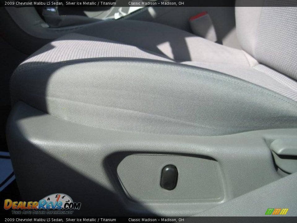 2009 Chevrolet Malibu LS Sedan Silver Ice Metallic / Titanium Photo #13
