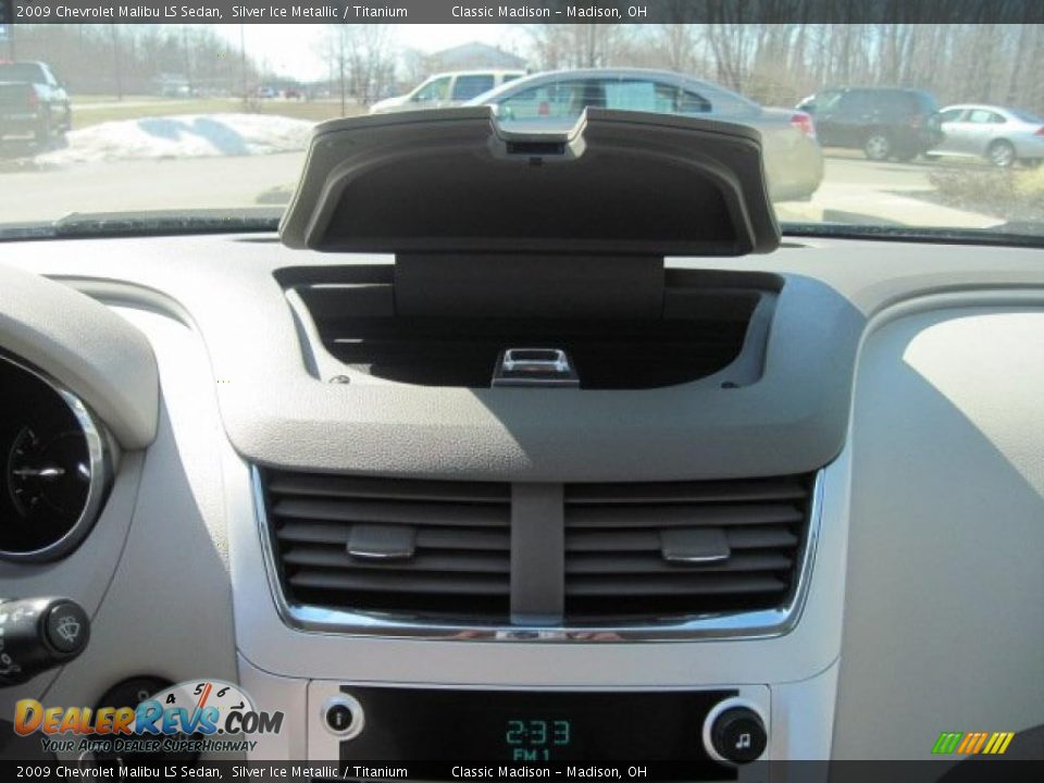 2009 Chevrolet Malibu LS Sedan Silver Ice Metallic / Titanium Photo #27