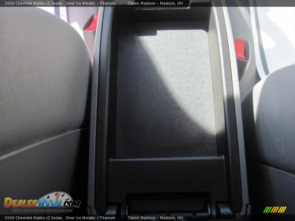 2009 Chevrolet Malibu LS Sedan Silver Ice Metallic / Titanium Photo #30