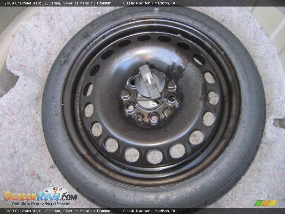 2009 Chevrolet Malibu LS Sedan Silver Ice Metallic / Titanium Photo #33