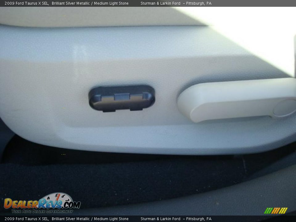 2009 Ford Taurus X SEL Brilliant Silver Metallic / Medium Light Stone Photo #17