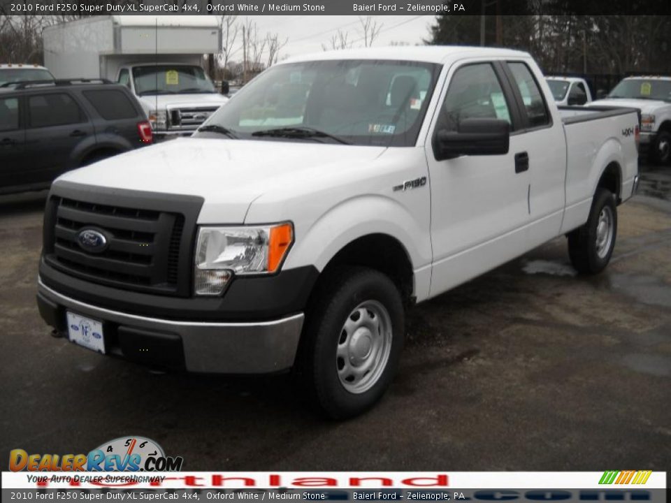 2010 Ford F250 Super Duty XL SuperCab 4x4 Oxford White / Medium Stone Photo #2