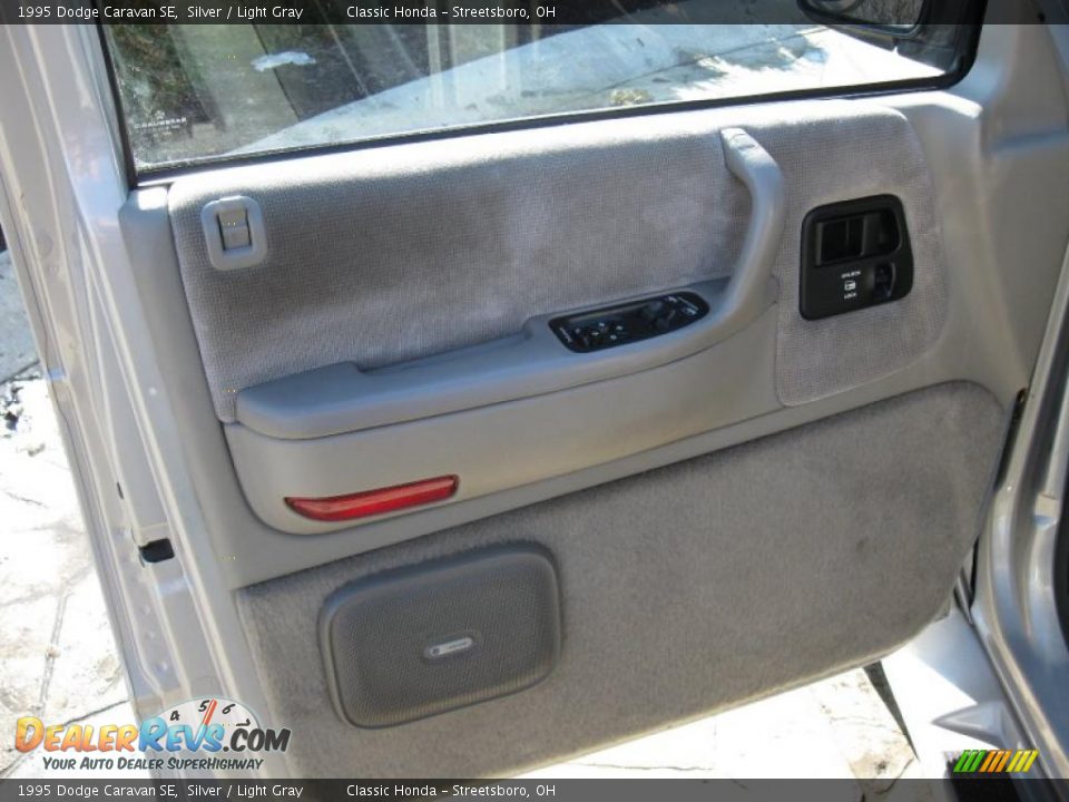 1995 Dodge Caravan SE Silver / Light Gray Photo #11