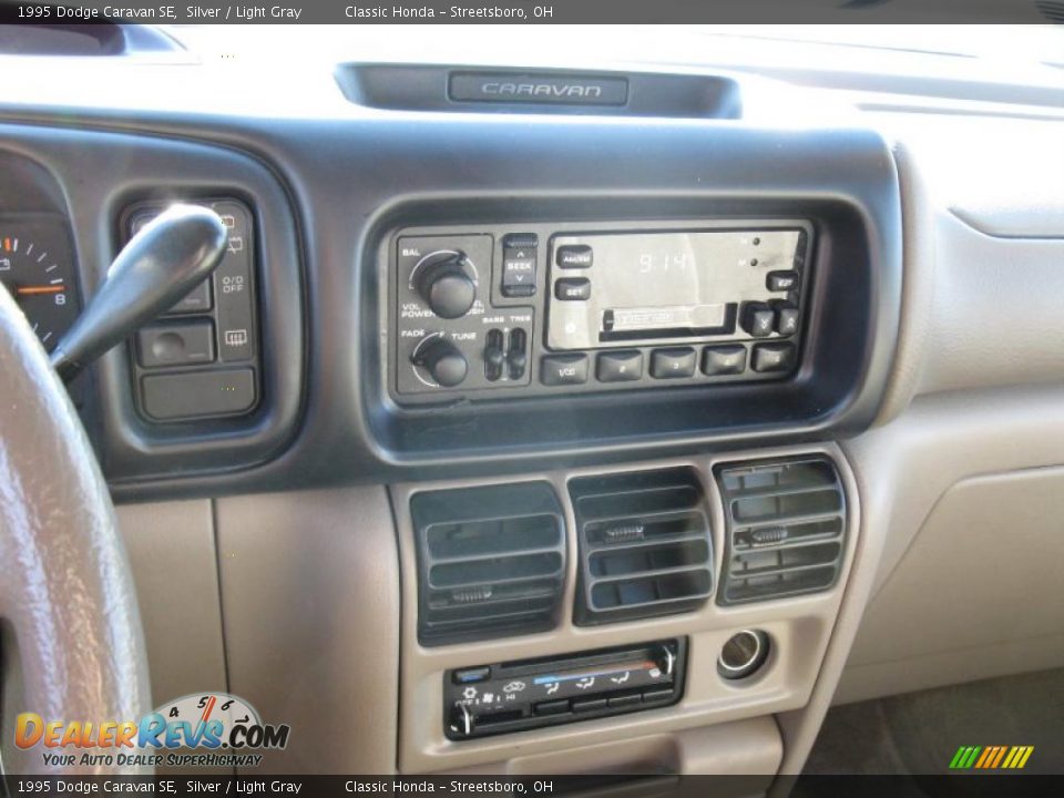 1995 Dodge Caravan SE Silver / Light Gray Photo #16