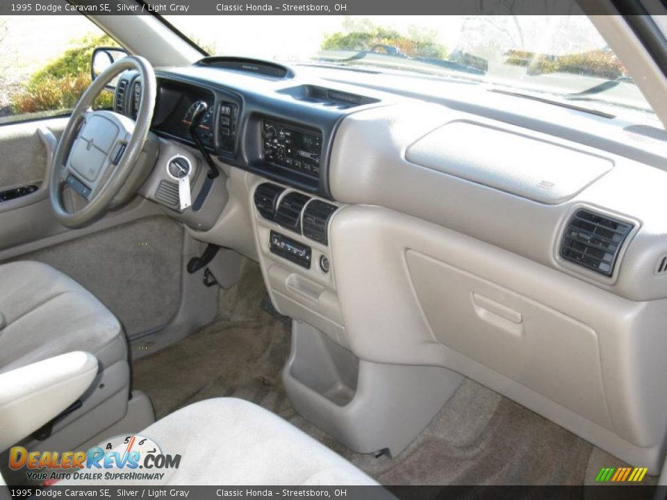 1995 Dodge Caravan SE Silver / Light Gray Photo #24