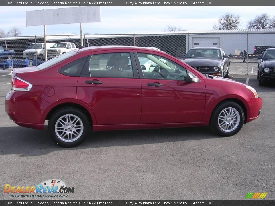 2009 Ford Focus SE Sedan Sangria Red Metallic / Medium Stone Photo #4
