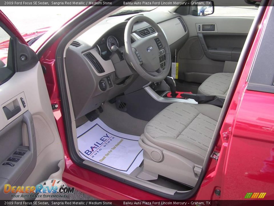 2009 Ford Focus SE Sedan Sangria Red Metallic / Medium Stone Photo #8