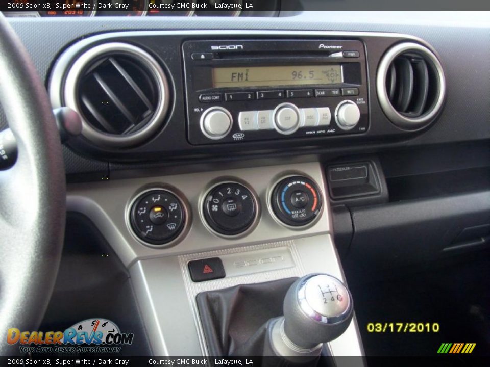 2009 Scion xB Super White / Dark Gray Photo #15