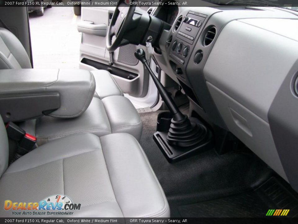 2007 Ford F150 XL Regular Cab Oxford White / Medium Flint Photo #7