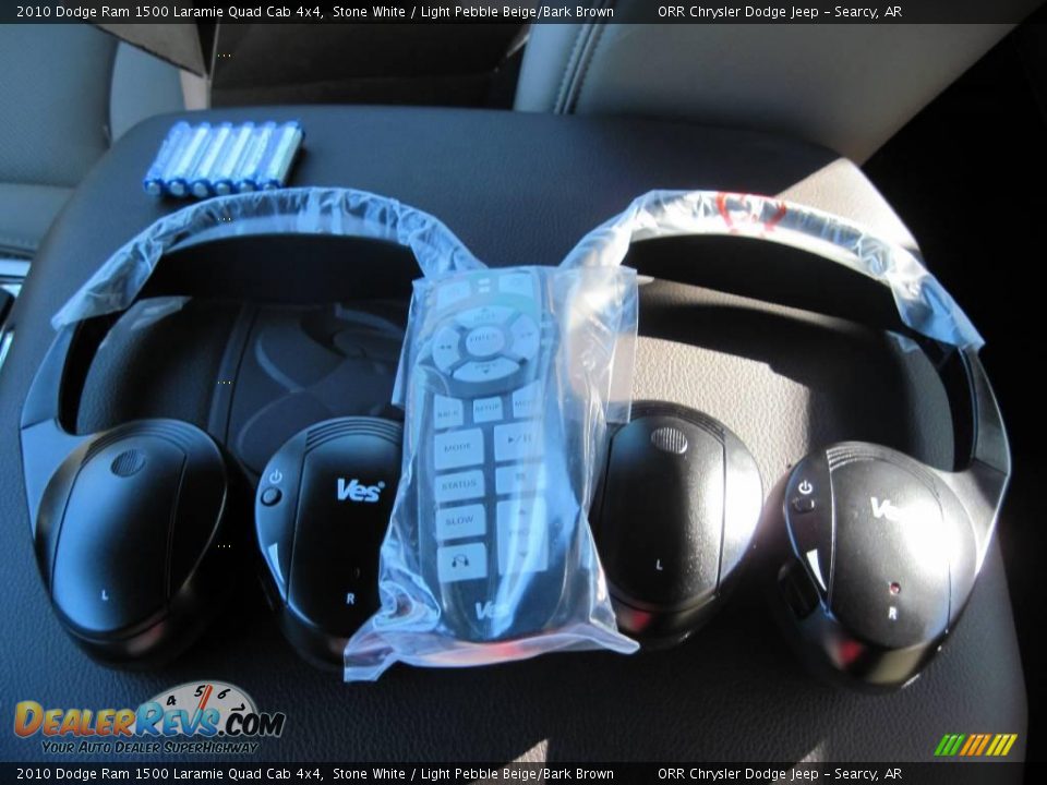 2010 Dodge Ram 1500 Laramie Quad Cab 4x4 Stone White / Light Pebble Beige/Bark Brown Photo #11