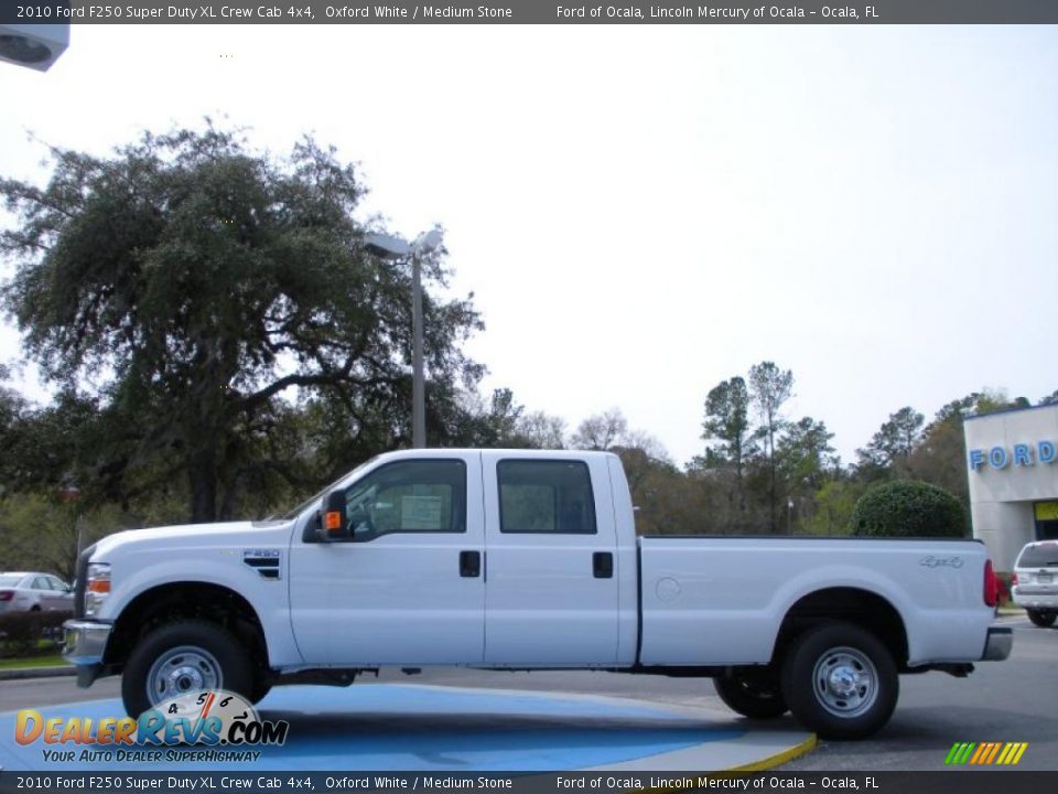 2010 Ford F250 Super Duty XL Crew Cab 4x4 Oxford White / Medium Stone Photo #2