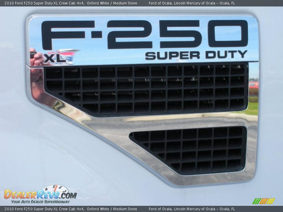 2010 Ford F250 Super Duty XL Crew Cab 4x4 Oxford White / Medium Stone Photo #4