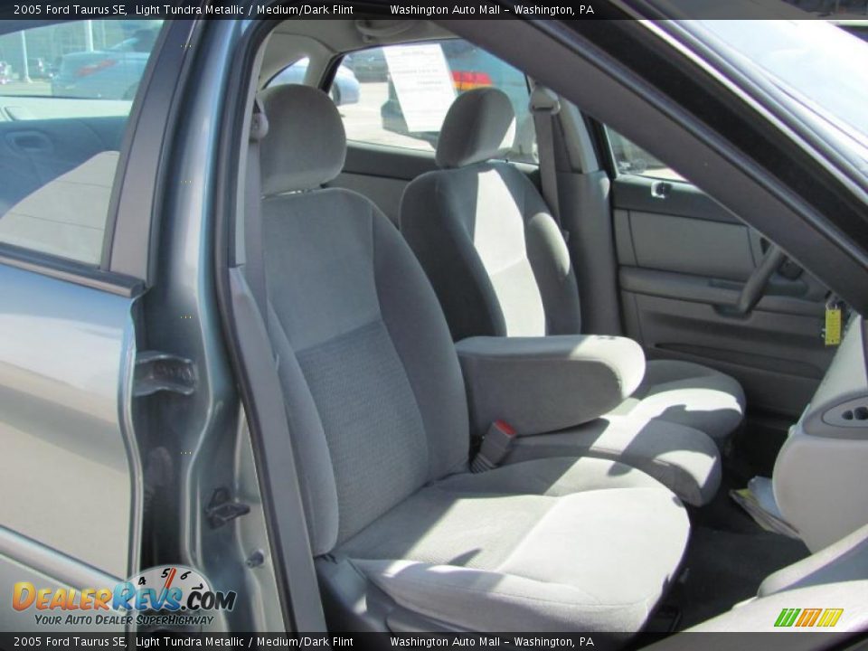 2005 Ford Taurus SE Light Tundra Metallic / Medium/Dark Flint Photo #12