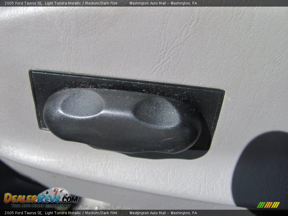 2005 Ford Taurus SE Light Tundra Metallic / Medium/Dark Flint Photo #16