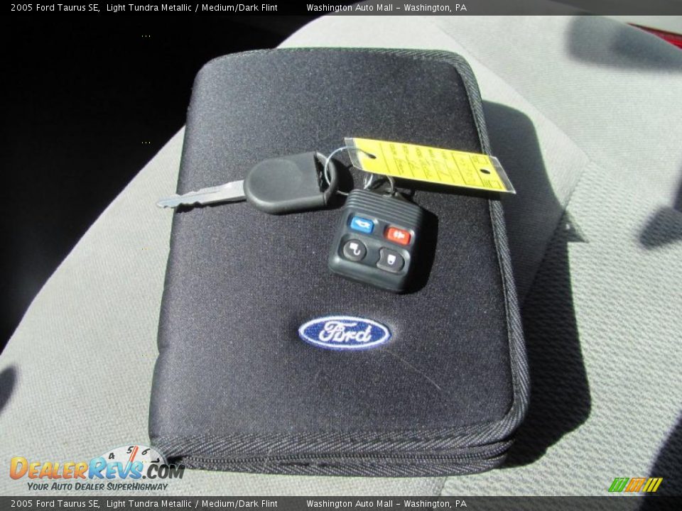 2005 Ford Taurus SE Light Tundra Metallic / Medium/Dark Flint Photo #18