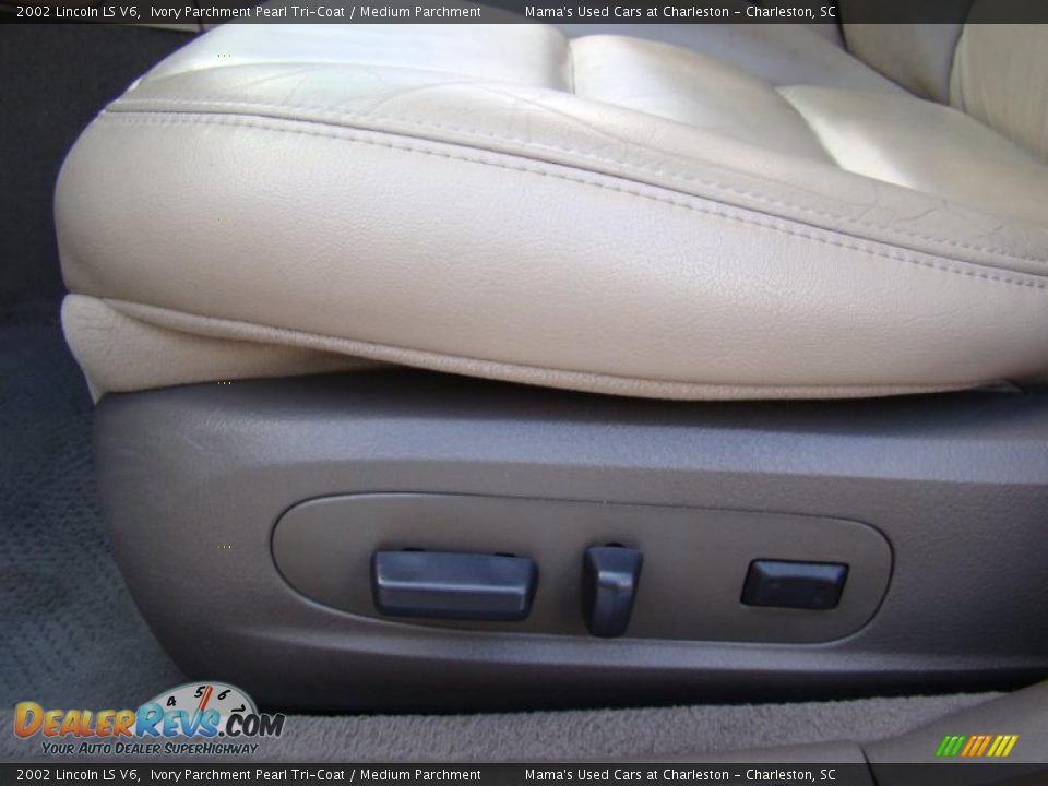 2002 Lincoln LS V6 Ivory Parchment Pearl Tri-Coat / Medium Parchment Photo #10