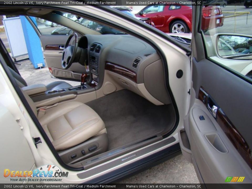 2002 Lincoln LS V6 Ivory Parchment Pearl Tri-Coat / Medium Parchment Photo #14