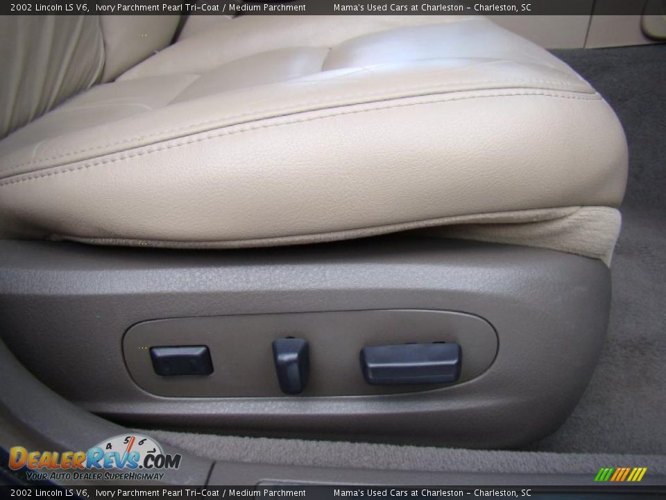 2002 Lincoln LS V6 Ivory Parchment Pearl Tri-Coat / Medium Parchment Photo #15