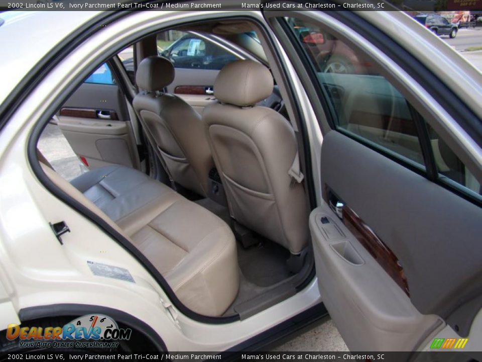 2002 Lincoln LS V6 Ivory Parchment Pearl Tri-Coat / Medium Parchment Photo #16