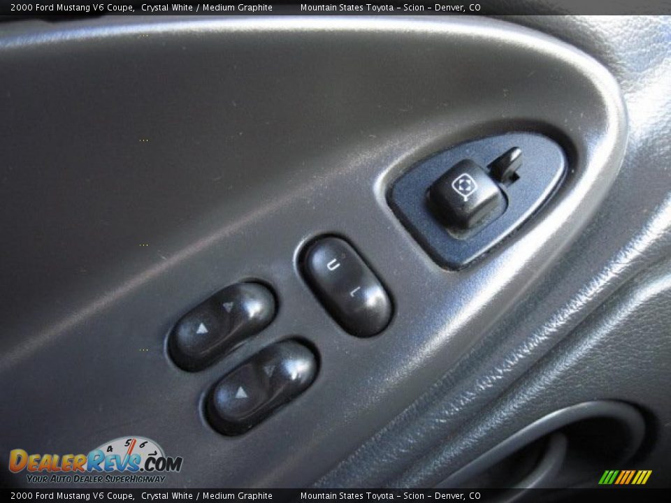 2000 Ford Mustang V6 Coupe Crystal White / Medium Graphite Photo #17