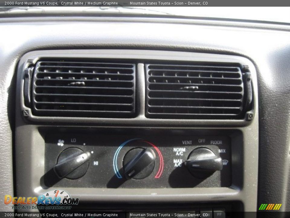 2000 Ford Mustang V6 Coupe Crystal White / Medium Graphite Photo #19