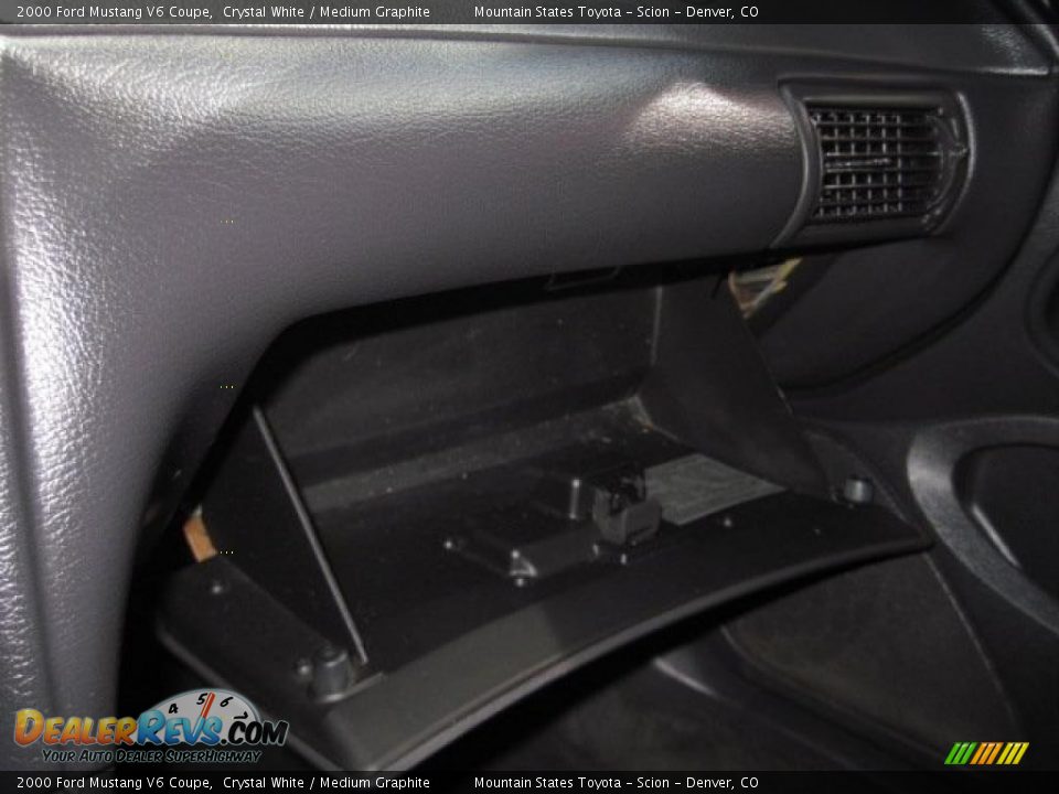 2000 Ford Mustang V6 Coupe Crystal White / Medium Graphite Photo #24