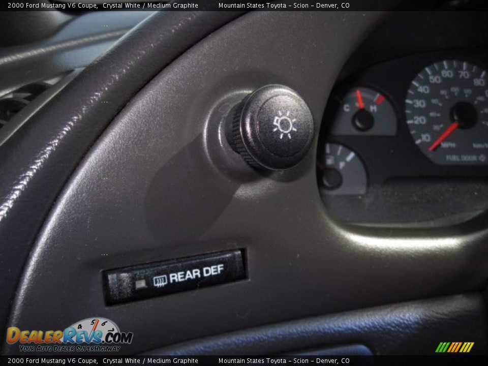 2000 Ford Mustang V6 Coupe Crystal White / Medium Graphite Photo #25