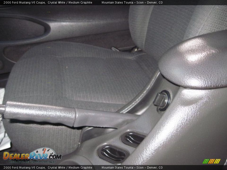 2000 Ford Mustang V6 Coupe Crystal White / Medium Graphite Photo #26