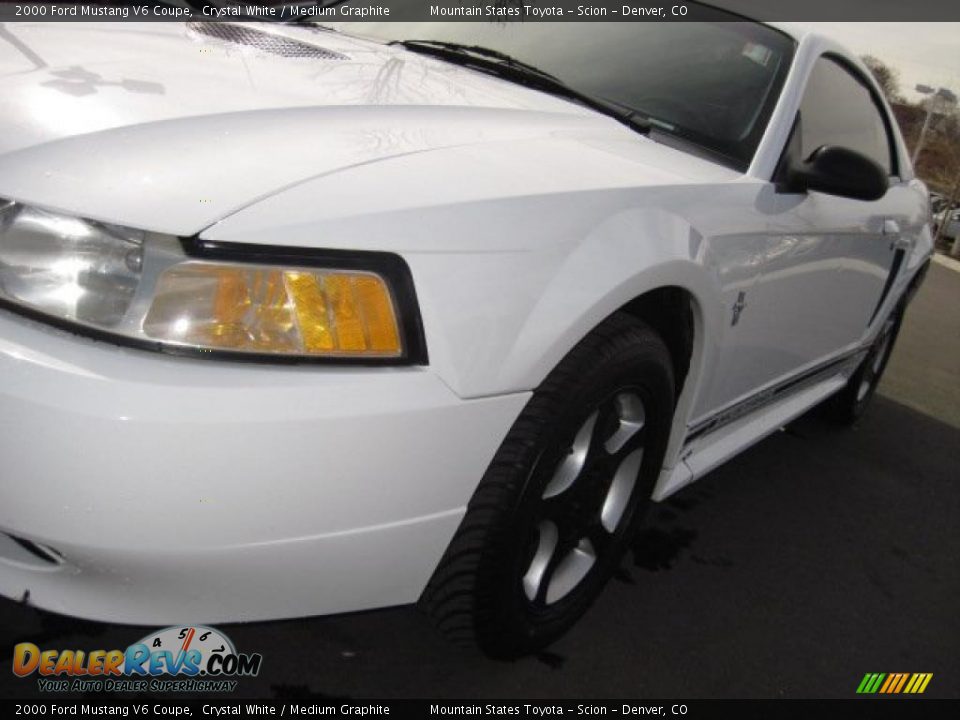 2000 Ford Mustang V6 Coupe Crystal White / Medium Graphite Photo #30