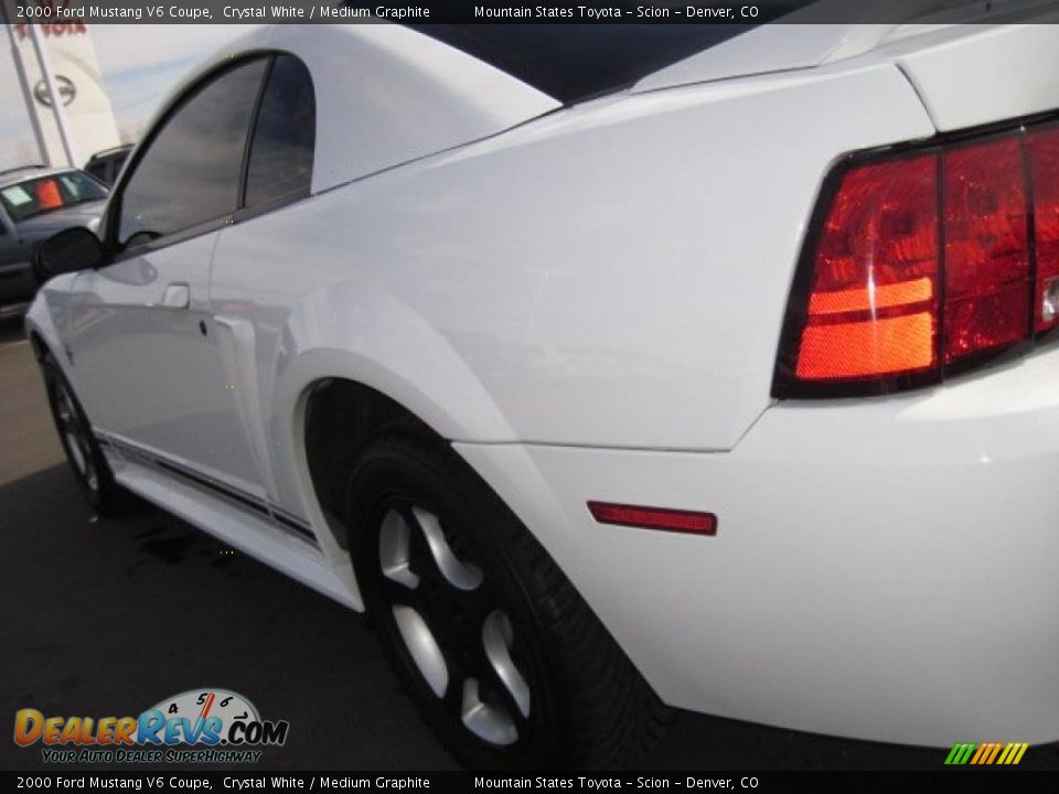2000 Ford Mustang V6 Coupe Crystal White / Medium Graphite Photo #31