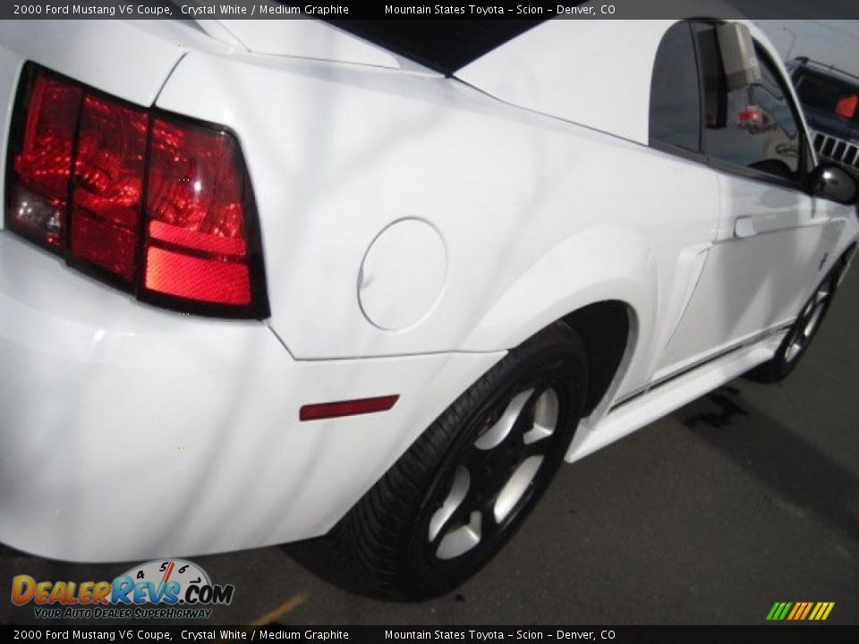2000 Ford Mustang V6 Coupe Crystal White / Medium Graphite Photo #32