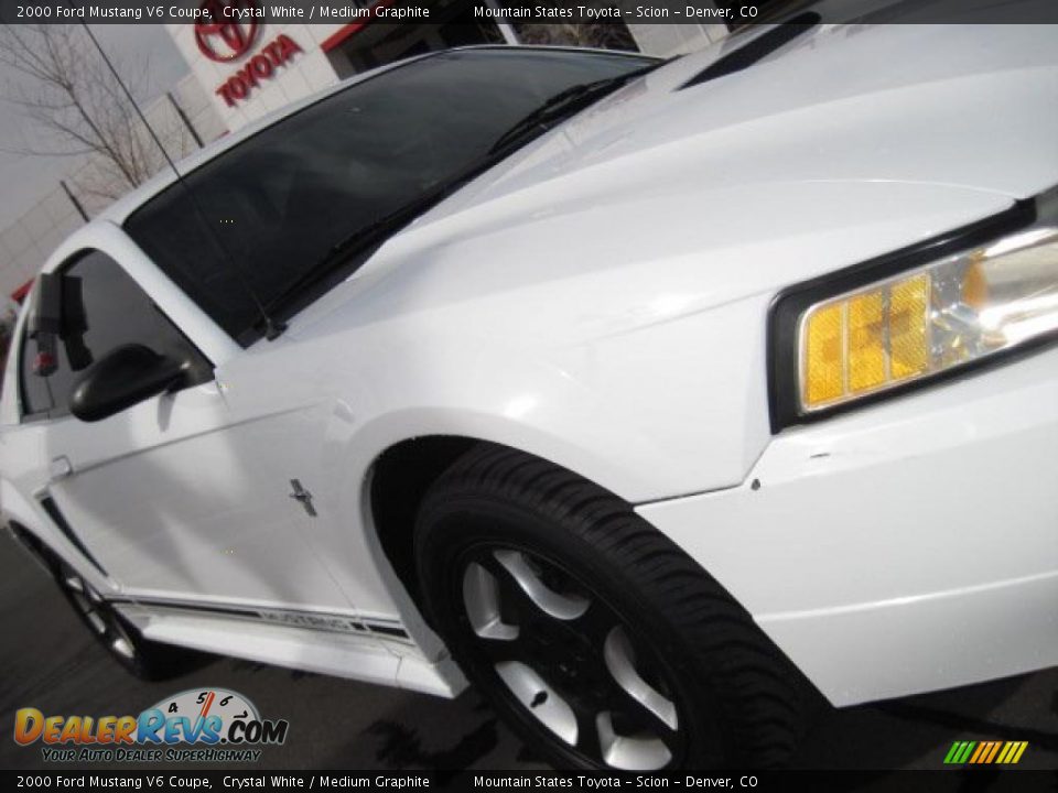 2000 Ford Mustang V6 Coupe Crystal White / Medium Graphite Photo #33