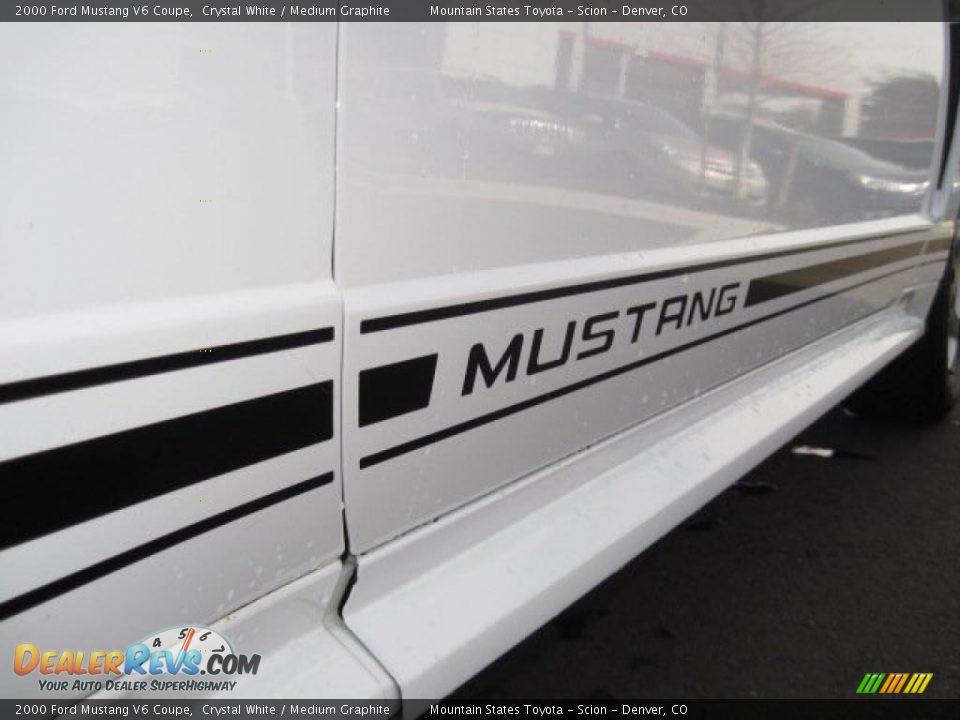 2000 Ford Mustang V6 Coupe Crystal White / Medium Graphite Photo #34