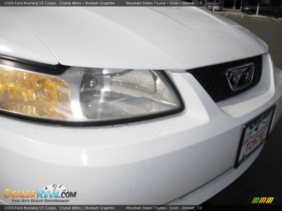 2000 Ford Mustang V6 Coupe Crystal White / Medium Graphite Photo #35