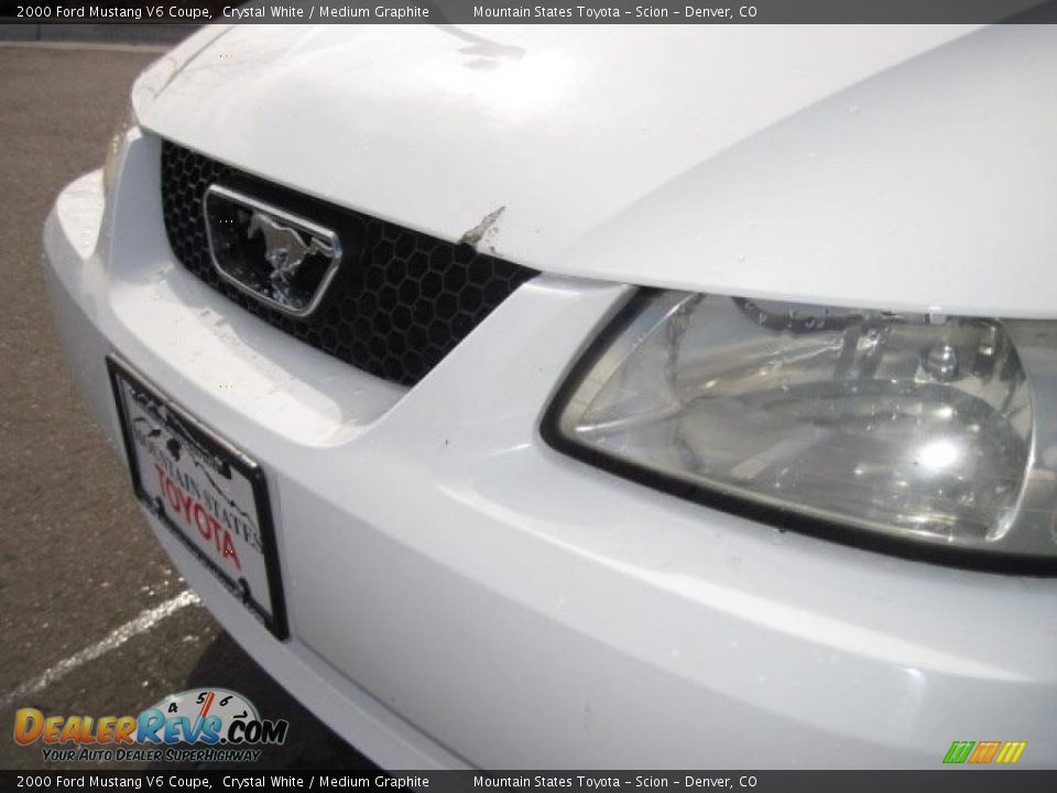 2000 Ford Mustang V6 Coupe Crystal White / Medium Graphite Photo #36