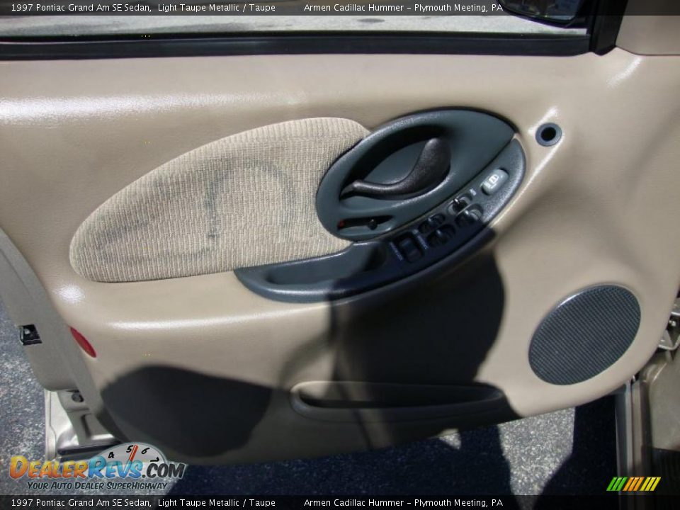 1997 Pontiac Grand Am SE Sedan Light Taupe Metallic / Taupe Photo #12
