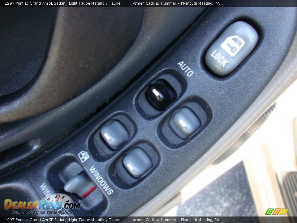 1997 Pontiac Grand Am SE Sedan Light Taupe Metallic / Taupe Photo #13