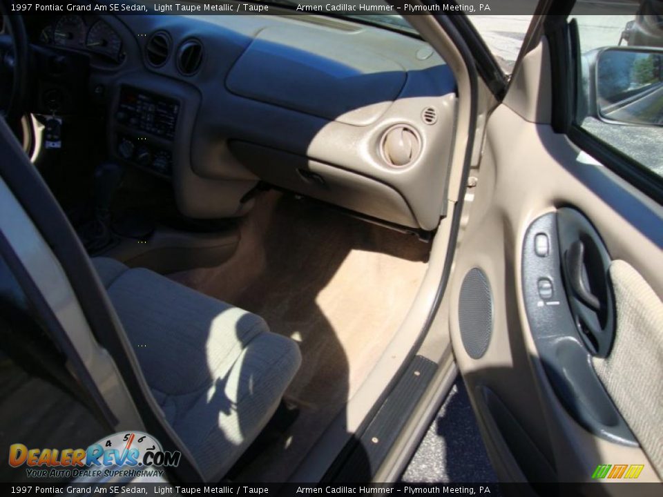 1997 Pontiac Grand Am SE Sedan Light Taupe Metallic / Taupe Photo #15