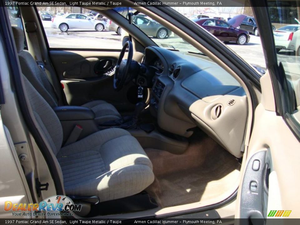 1997 Pontiac Grand Am SE Sedan Light Taupe Metallic / Taupe Photo #17