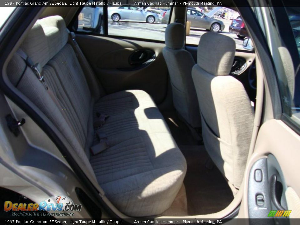 1997 Pontiac Grand Am SE Sedan Light Taupe Metallic / Taupe Photo #18