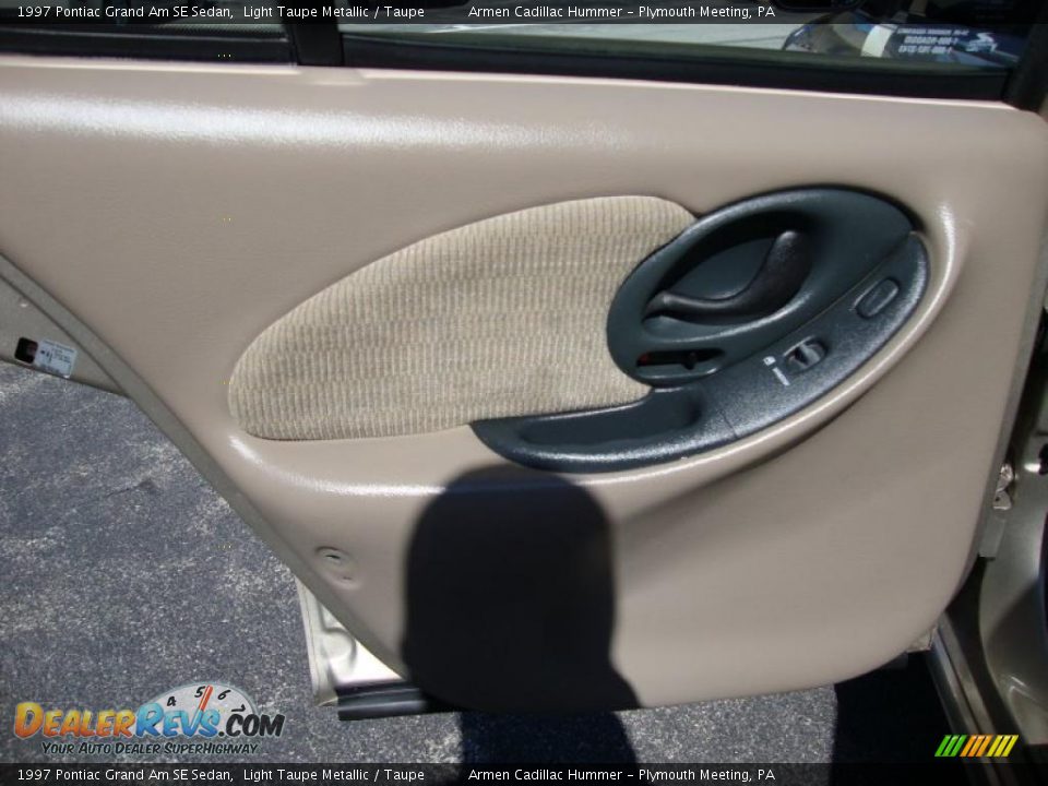 1997 Pontiac Grand Am SE Sedan Light Taupe Metallic / Taupe Photo #20
